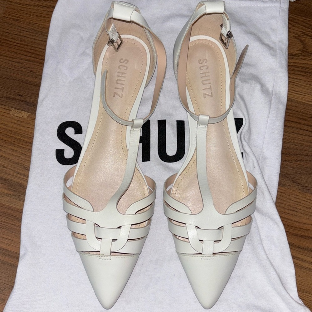 🤍Never worn Schutz white flats🤍